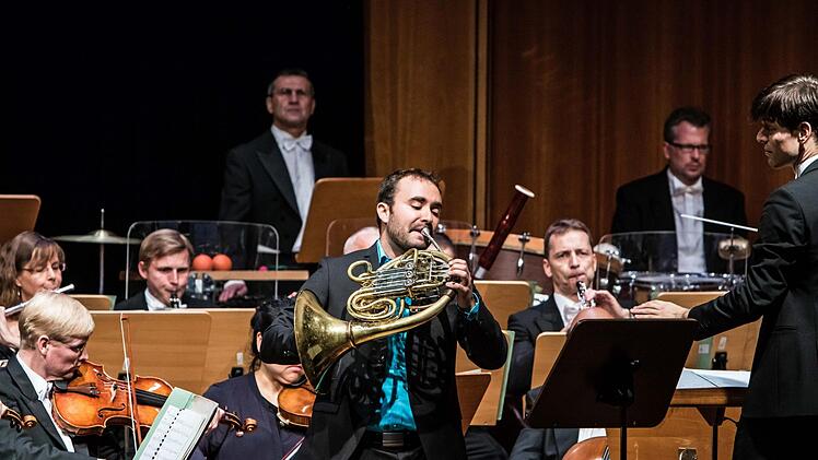 Unter Leitung seines neuen Ersten Kapellmeisters Johannes Braun beeindruckte das Philharmonische Orchester des Landestheater beim Konzert im Kongresshaus.Foto: Jochen Berger