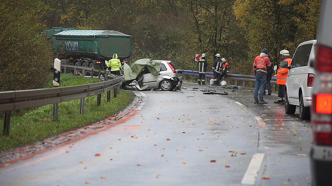 Helmstadt: Auto schleudert in Lastwagen - Fahrerin stirbt