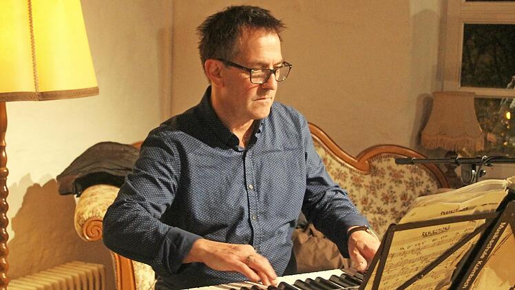 Mit einem Pianosolo stimmte Thomas Schimmel die Jazzfreunde auf die Session in der Kommunbräu ein.