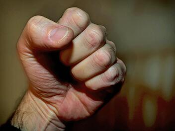 Eine betrunkene Frau hat am Montag in einem Supermarkt in Wunsiedel randaliert. Dabei griff sie auch ein Kind an. Symbolbild: Karl-Josef Hildenbrand/dpa