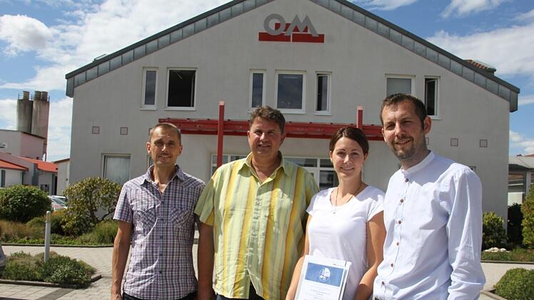 Sie wollen einen wirtschaftlichen und sicheren Betrieb und haben sich deshalb zertifzieren lassen. Im Bild von links: Jörg Eberlein, Peter Mühlherr, Sabrina und Peter Heinz.Veronika Schadeck