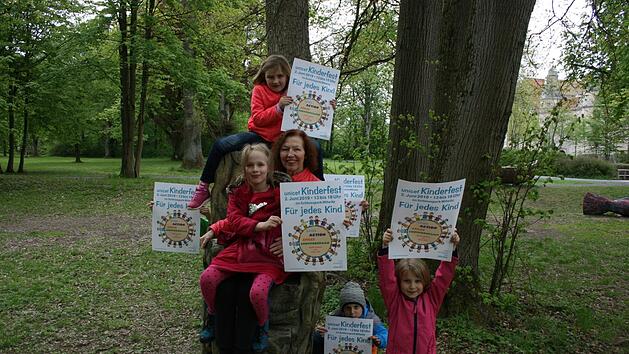 Schon beim Vorab-Pressetermin waren die Mitwitzer Kids und Organisatorin Gisela Schardt total aus dem Häuschen. Sie freuen sich schon jetzt auf das Unicef-Kinderfest im Juni.  Foto: Maria Löffler