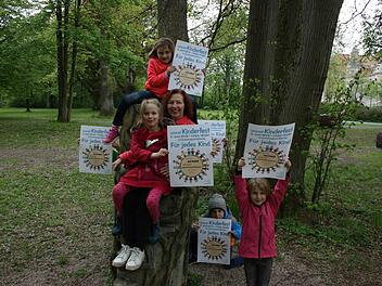 Schon beim Vorab-Pressetermin waren die Mitwitzer Kids und Organisatorin Gisela Schardt total aus dem H&auml;uschen. Sie freuen sich schon jetzt auf das Unicef-Kinderfest im Juni.  Foto: Maria L&ouml;ffler