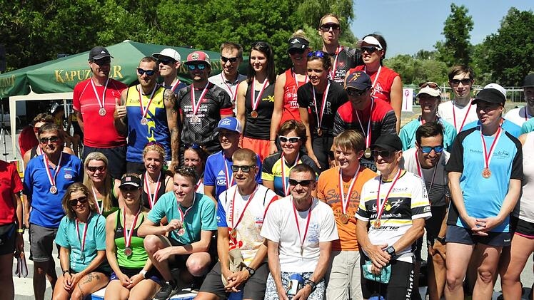 Das Foto zeigt die Siegerehrung der Olympischen Distanz mit allen Oberfr&auml;nkischen Meistern. Foto: Karl Heinz Weber