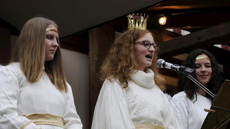 Anna Brands eröffnete, begleitet von Leonie Müller (rechts) und Jule Ankenbrand (links) mit einem Prolog den  Weihnachtsmarkt.