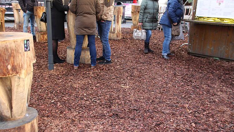 Bequemer Stehen: Der Albertsplatz ist fürs Winterfest mit Rindenmulch ausgelegt worden.Oliver Schmidt