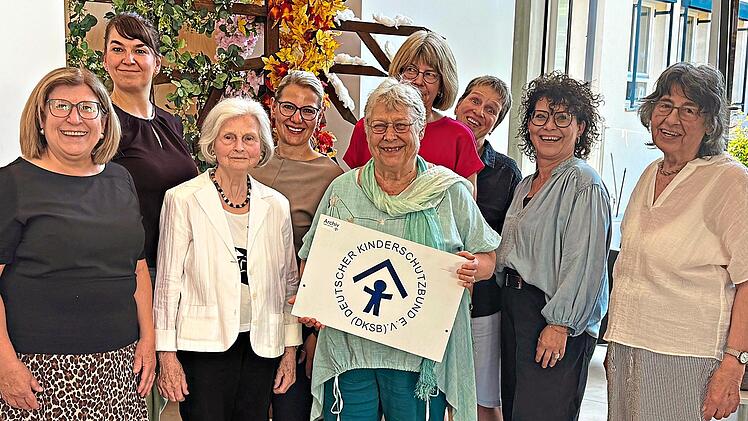 Vorstand und Gr&uuml;ndungsmitglieder (GM). Vorne (v.l.): Brigitte Greil, Sabine Weydanz (GM), Hildergard M&uuml;ller (GM), Tanja Hartleb-Weller und Gisela Baumg&auml;rtel (GM). Hinten (v.l.): Heike Bloch, Miriam Schellmann-Lenz, Birgitta Lechner und Antja Jonas.