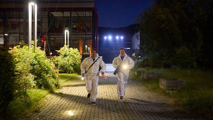 Auf der Suche nach den Ursachen f&uuml;r die mysteri&ouml;se Krankheit greifen Dr. Schmidtke (Maximilian Grill, links) und Dr. Neiss (Patrick Kalupa) sogar zu illegalen Methoden.
