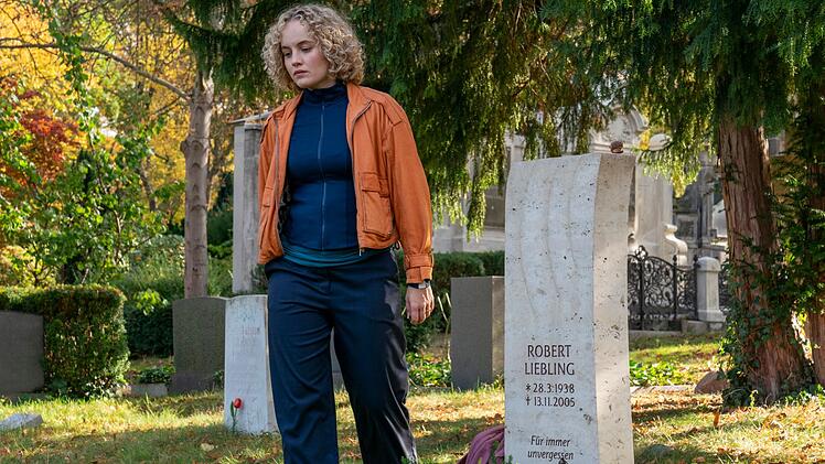 Auch diesmal sucht Lisa Liebling (Luise von Finckh) wieder Rat am Grab ihres Gro&szlig;vaters.