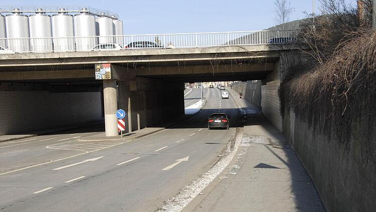 Bei der Eku-Unterführung müssen Radler sich den vergleichsweise schmalen Weg am Straßenrand mit den Fußgängern teilen oder im mehrspurigen Verkehr mitfahren.