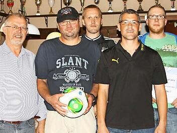 Meisterehrung: Mit Bällen und Urkunden zeichnete der Kreisspielleiter und -vorsitzender Helmut Dinkel (von links) bei der Tagung in Woffendorf den FC Hochstadt mit Spielleiter Günter Lind, den SC Jura Arnstein mit Spielleiter Stefan Rehe, den TSV Küps mit Trainer Uwe Walcher und die SpVgg Isling II mit Betreuer Steffen Handke aus.  Foto: Frank Gorille