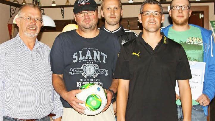 Meisterehrung: Mit Bällen und Urkunden zeichnete der Kreisspielleiter und -vorsitzender Helmut Dinkel (von links) bei der Tagung in Woffendorf den FC Hochstadt mit Spielleiter Günter Lind, den SC Jura Arnstein mit Spielleiter Stefan Rehe, den TSV Küps mit Trainer Uwe Walcher und die SpVgg Isling II mit Betreuer Steffen Handke aus.  Foto: Frank Gorille