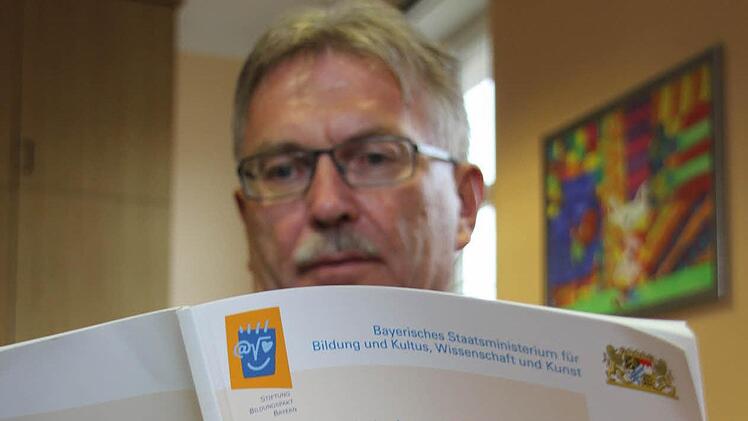 Schulrat Uwe Dörfer ist selbst gespannt, wie manche Neuerungen angenommen werden. Hier blättert er gerade im Konzept für das Projekt "Flexible Grundschule". Foto: Marco Meißner