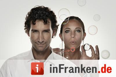 Das Izimagic Duo aus Italien bietet eine Street Magic Show mit Illusionen.