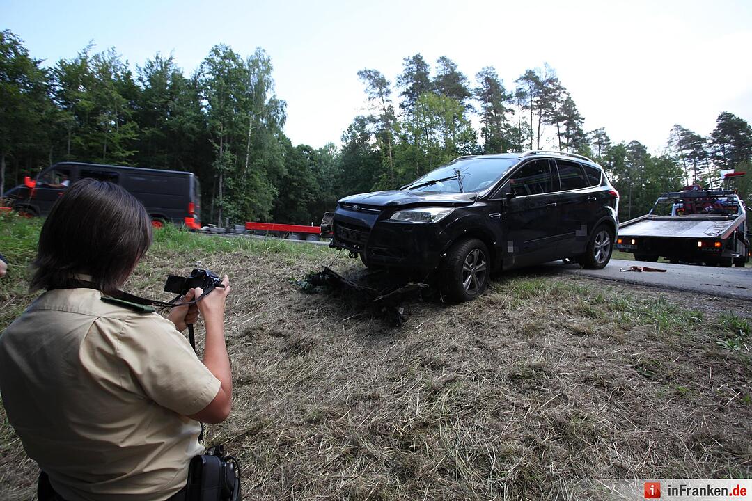 Pkw kracht in Traktor auf der B303