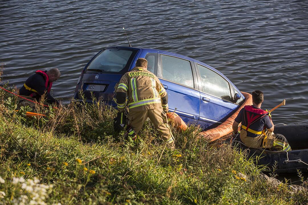 Auto versinkt in Hassfurt im Main