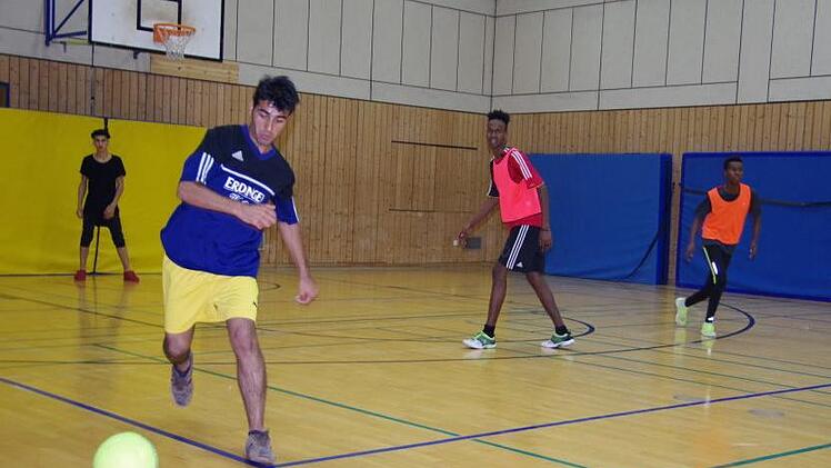 Beim mittern&auml;chtlichen Fu&szlig;ballspielen wurde um jeden Ball gek&auml;mpft.Heike Sch&uuml;lein
