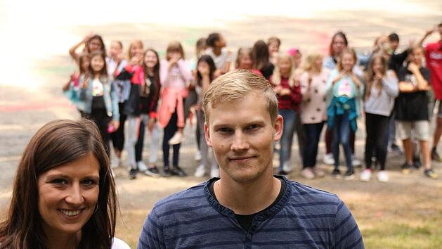 Dass w&auml;hrend der Auff&uuml;hrungen jedes Kind seine Position auf dem Sch&uuml;tzenplatz findet, ist in diesem Jahr die Aufgabe der beiden Lehramtsanw&auml;rter Eveline Konstanz und Dirk de Rooij von der Neustadter Mittelschule.Jann Weckel