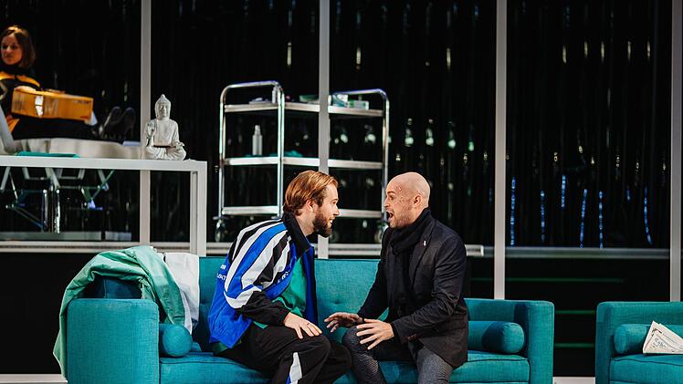 Turbulent und bunt: Szene aus der Coburger Neuinszenierung der Strauß-Operette "Die Fledermaus" am LandestheaterFoto: Sebastian Buff
