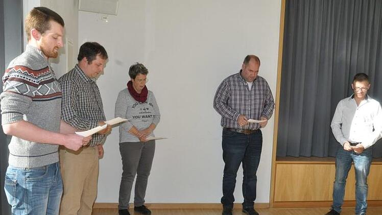 Die neuen Gemeinderäte bei der Vereidigung (von links): Lukas Eisfelder, Pfarrweisach (FW), Roland Rügheimer, Pfarrweisach (CSU), Beate Giebfried, Kraisdorf (FW), Frank Schmidt, Lichtenstein (CSU), und Bernd Elflein, Junkersdorf (KUL).