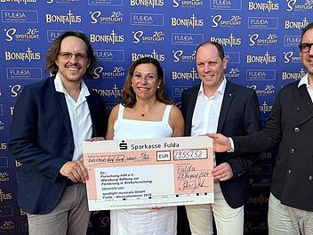 Uniklinikum W&uuml;rzburg freut sich &uuml;ber knapp 30.000 Euro Spende f&uuml;r Krebsforschung