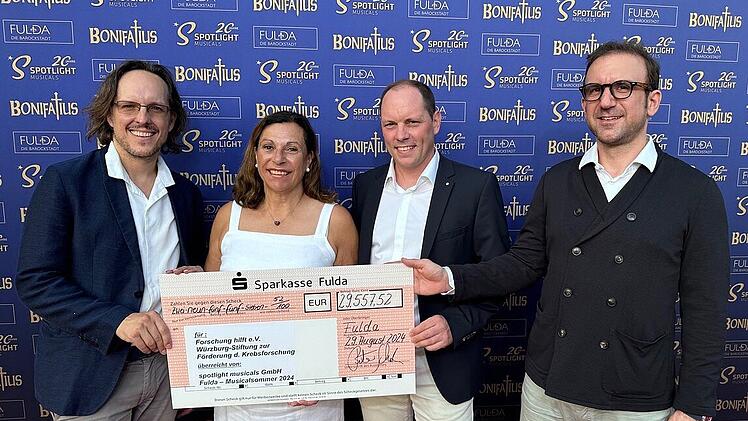 Uniklinikum W&uuml;rzburg freut sich &uuml;ber knapp 30.000 Euro Spende f&uuml;r Krebsforschung