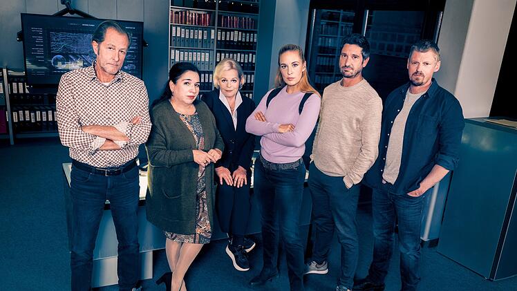 So sah das "SOKO Wien"-Team bis zur 18. Staffel aus (von links): Spurensicherer Wohlfahrt (Helmut Bohatsch), auf den in Staffel 19 Max Fischnaller folgte, Gerichtsmedizinerin Beck (Maria Happel), Oberst Wolf (Brigitte Kren), Gruppeninspektorin Lanz (Lilian Klebow), Bezirksinspektor Lechner (Andreas Kiendl) und Major Herzog (Martin Gruber).