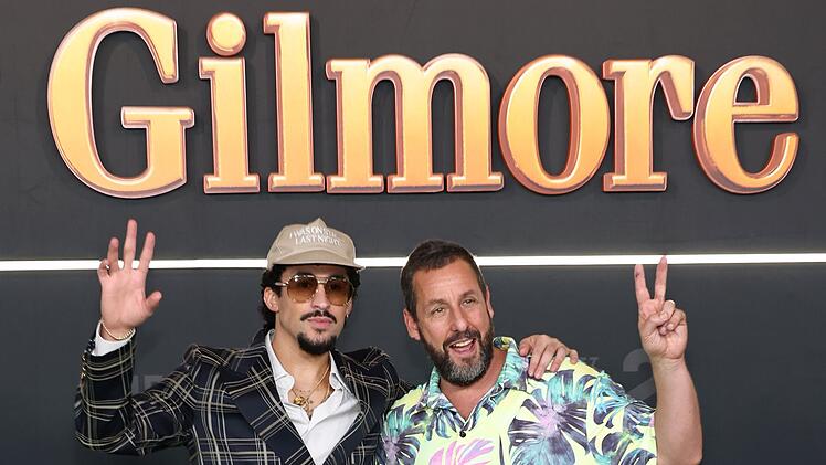 In Adam Sandlers Film "Happy Gilmore 2" versuchte sich Bad Bunny als Schauspieler - hier ist er gemeinsam mit Sandler bei der Premiere in New York City zu sehen.