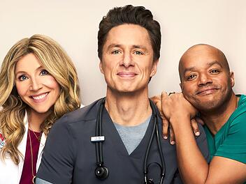 Nostalgie pur auf Disney+: 15 Jahre nach dem eigentlichen Serienende von "Scubs" geht die Sitcom weiter. Und mit Sarah Chalke, Zach Braff (Mitte) und Donald Faison sind die Sympathietr&auml;ger von einst auch in der Neuauflage dabei.