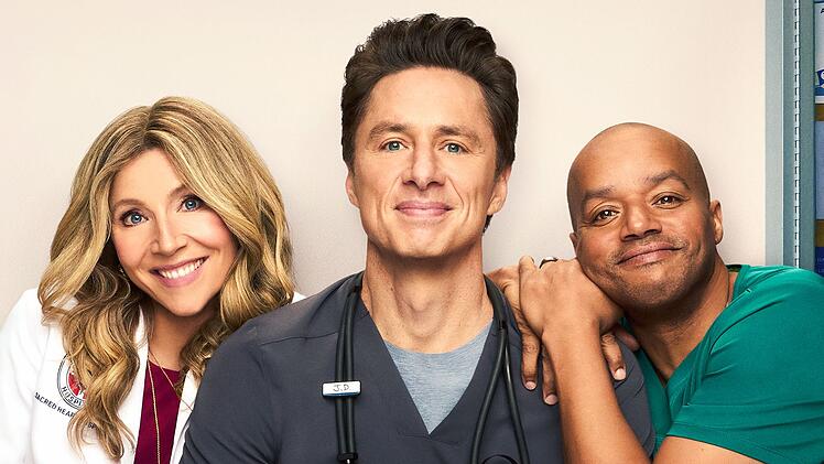 Nostalgie pur auf Disney+: 15 Jahre nach dem eigentlichen Serienende von "Scubs" geht die Sitcom weiter. Und mit Sarah Chalke, Zach Braff (Mitte) und Donald Faison sind die Sympathietr&auml;ger von einst auch in der Neuauflage dabei.