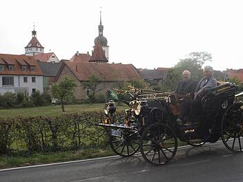 Fast wie im Mittelalter, nur motorbetrieben: Eine Aaglander-Kutsche vor der Kulisse von Prichsenstadt.  Fotos: G. Bauer