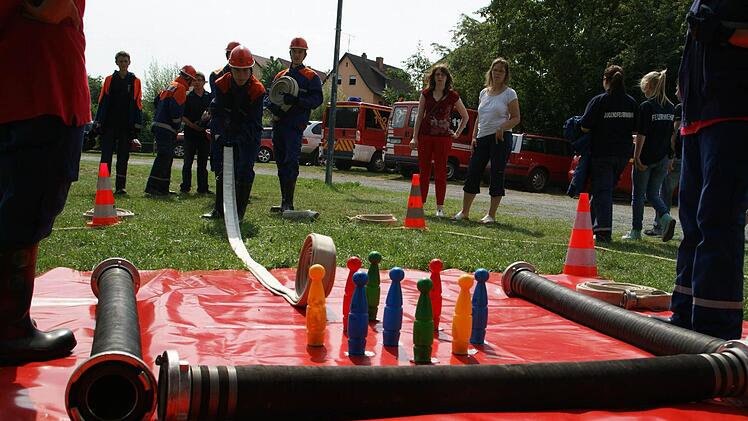 Kegeln mit dem Feuerwehrschlauch: deutlich schwieriger, als es aussieht.