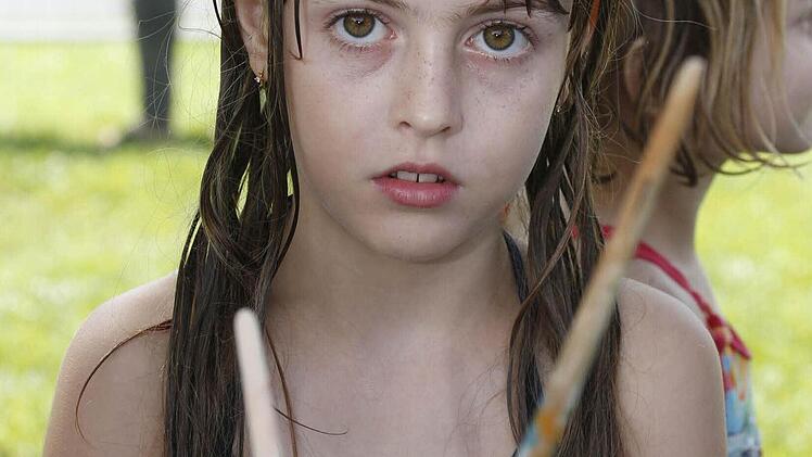 Eleni (8) beim Basteln.