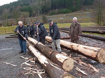 An der Neuseser Zollschere mussten die Fichtenstämme für den Floßbau mit der Hand geschält werden. Mit dabei waren Vorsitzender Edgar Dunst, Fred Blinzler, Fritz Schedel, Herbert Schedel, Karlheinz Ullmann, Egon Zwack und Michael Schmidt. Mit im Bild auch Forstbetriebsleiter Peter Hagemann. Foto: Gerd Fleischmann