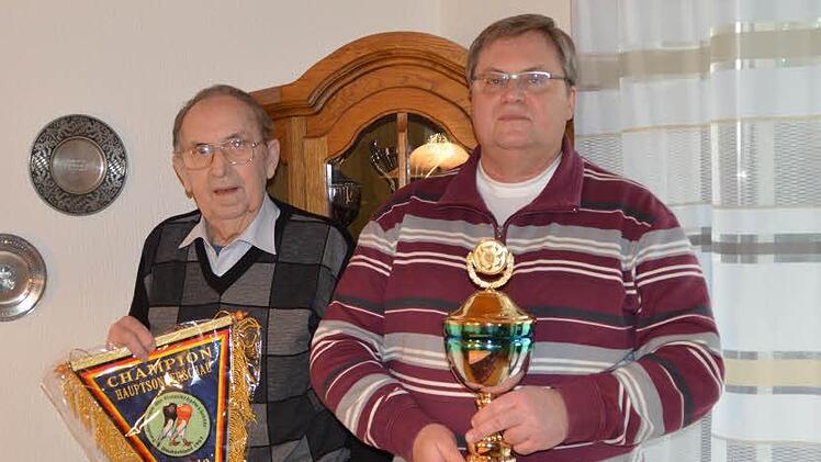 gon und Hans-Dieter Lieb züchten seit Jahren erfolgreich schwarze Elsterkröpfer. Fotos: privat