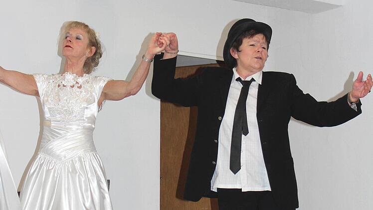 Hochzeitstanz im Pfarrsaal: Braut Gabi Wolf (links) und ihr "Gemahl" Monika Gerbig.