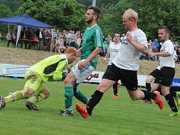 Wieder nichts: Oberthulbas Schlussmann Philipp Metz schnappt sich das Leder vor Gräfendorfs Johannes Schmelz. Foto: Hopf
