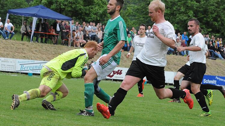 Wieder nichts: Oberthulbas Schlussmann Philipp Metz schnappt sich das Leder vor Gräfendorfs Johannes Schmelz. Foto: Hopf
