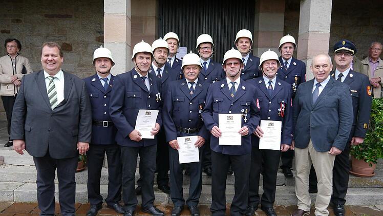 Die geehrten Feuerwehrmänner. Foto: Oswald Türbl