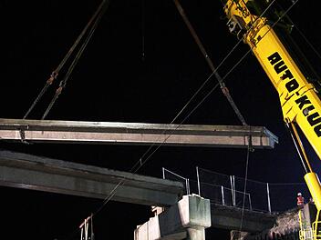 Die Brücke zwischen Kersbach und Baiersdorf wird demontiert. Foto: Josef Hofbauer