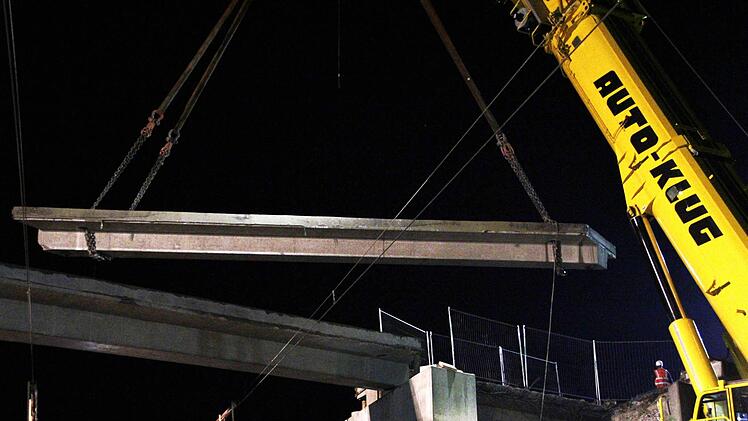 Die Brücke zwischen Kersbach und Baiersdorf wird demontiert. Foto: Josef Hofbauer