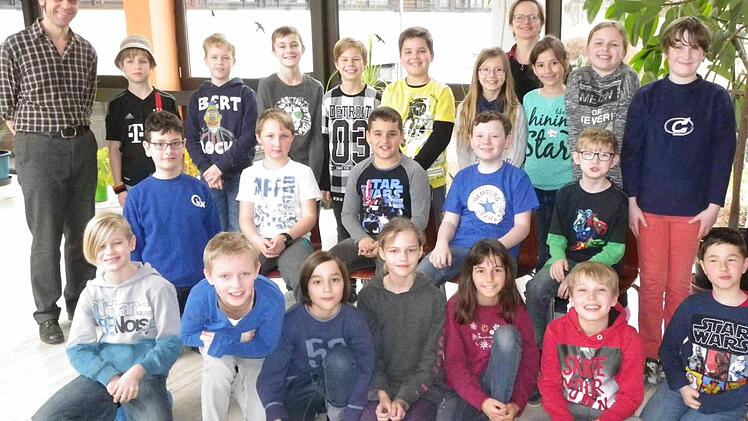 Die 4a der Grundschule Küps zusammen mit den BR-Radiomachern.