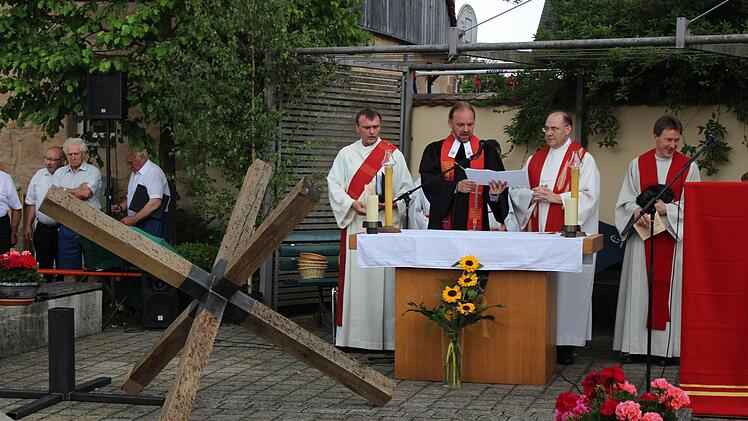 Wo die Liebe Christi nicht weitergetragen wird, liegt ein Sperrkreuz zwischen den Menschen (O-Ton Pfarrer Johannes Kestler). Am Altar Diakon Hans Scherbaum, Pfarrer Johannes Kestler, Pfarrer Wolfgang Dettenthaler, Kaplan Christian Körber (von links)  Foto: Evi Seeger