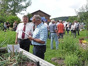 Landrat Klaus Peter Söllner (links) im Gespräch mit Günter Reif, der als stellvertretender Bezirksvorsitzender für Gartenbau und Landespflege in der Bewertungskommission für den Einzelbereich "Grüngestaltung und Grünentwicklung" zuständig ist. Foto: Werner Reißaus