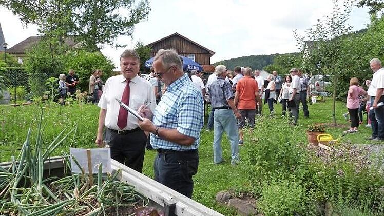 Landrat Klaus Peter Söllner (links) im Gespräch mit Günter Reif, der als stellvertretender Bezirksvorsitzender für Gartenbau und Landespflege in der Bewertungskommission für den Einzelbereich "Grüngestaltung und Grünentwicklung" zuständig ist. Foto: Werner Reißaus