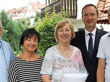 Zum 50. Mal auf Urlaub in Eltmann (von links): Hans Joachim Walter mit Gaby Aumüller vom "Hotel Landgasthof Wallburg", Monika Walter, Bürgermeister Michael Ziegler und Stefan Crämer Foto: Günther Geiling