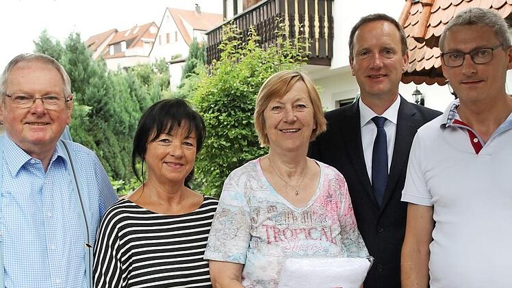 Zum 50. Mal auf Urlaub in Eltmann (von links): Hans Joachim Walter mit Gaby Aumüller vom "Hotel Landgasthof Wallburg", Monika Walter, Bürgermeister Michael Ziegler und Stefan Crämer Foto: Günther Geiling