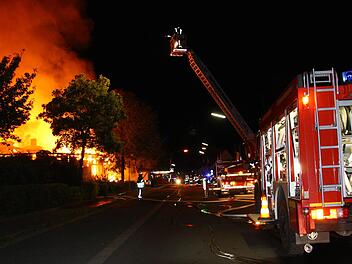 Mit der Drehleiter bekämpfte die  Kulmbacher Feuerwehr 2015 den Großbrand im Paul-Gerhardt-Kindergarten.  In den nächsten Jahren  sollen zur Verbesserung des Brandschutzes auch  im südlichen und im nördlichen Landkreis Kulmbach zwei   Drehleitern stationiert werden.Archiv/Katrin Geyer