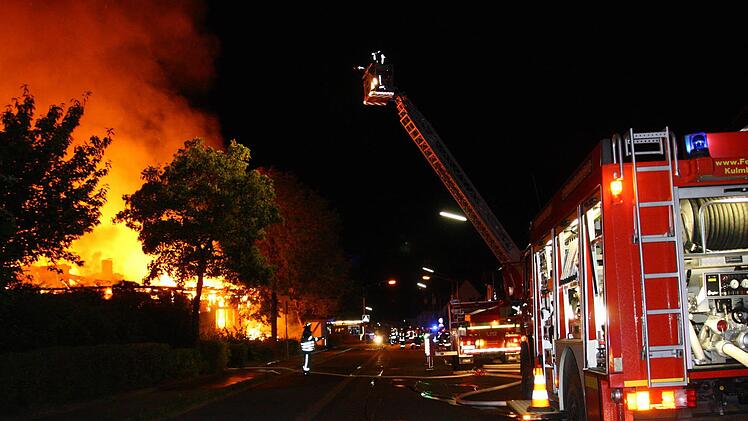 Mit der Drehleiter bekämpfte die  Kulmbacher Feuerwehr 2015 den Großbrand im Paul-Gerhardt-Kindergarten.  In den nächsten Jahren  sollen zur Verbesserung des Brandschutzes auch  im südlichen und im nördlichen Landkreis Kulmbach zwei   Drehleitern stationiert werden.Archiv/Katrin Geyer