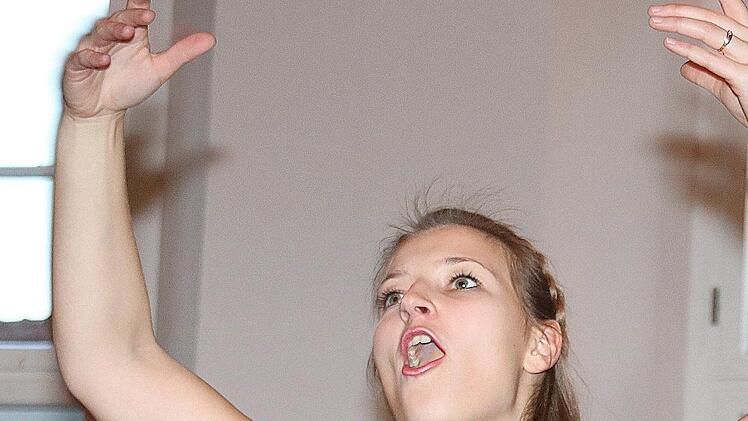 Chorleiterin Mirja Betzer schulte in der Alten Aula zwei Tage lang  Sängerinnen und Sänger aus drei Landkreisen. Foto: Dieter Britz